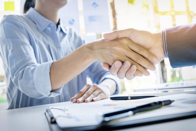 Businessmen Shaking Hands During A Meeting 1423 133